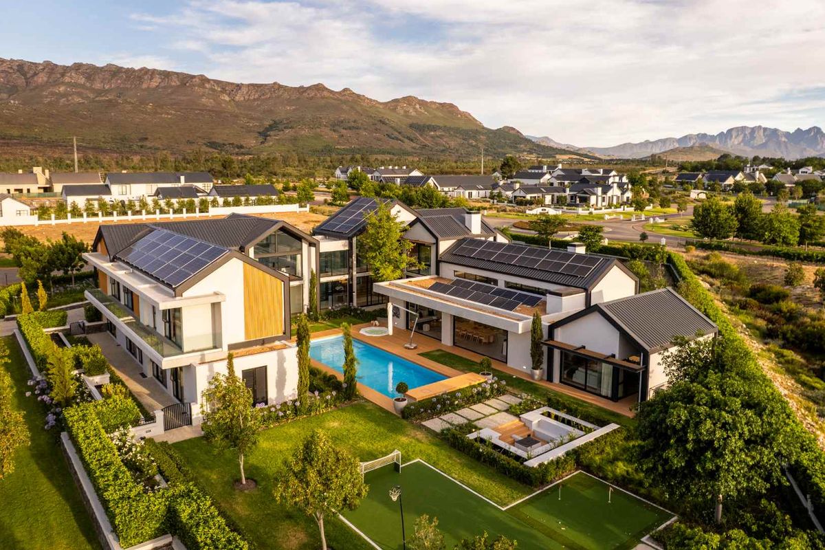 A Signature Seven-bedroom Family Home with Exceptional Craftsmanship on Val de Vie Estate - Photo 3