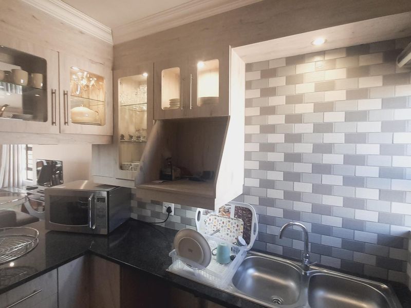 "Prime Riverfront Living: Unobstructed Views & Modern Luxury" - Photo 9