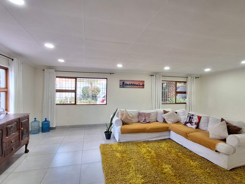 Beautiful 5 Bedroom Home With Cottage - Photo 6