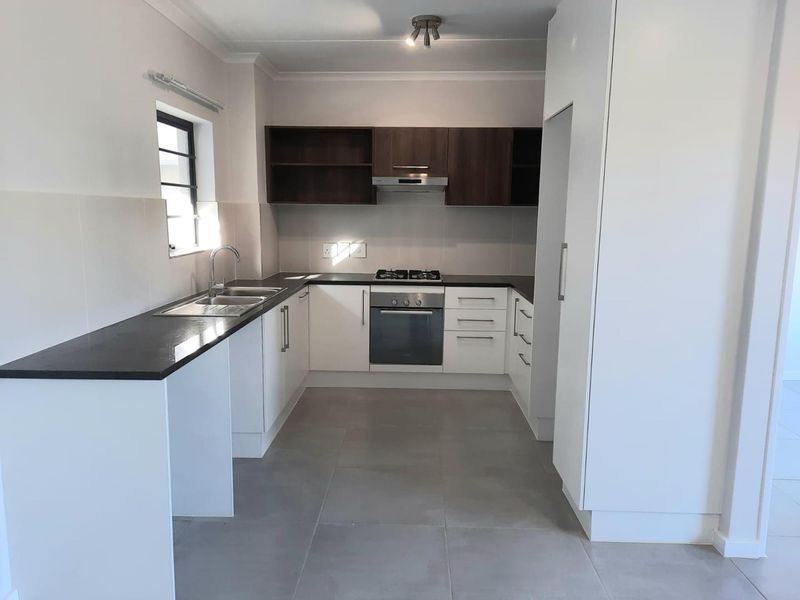 Sunny spacious two bedroom One bathroom first floor apartment - Photo 4