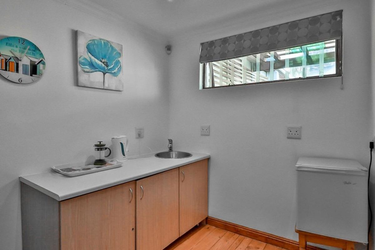 Chic Loft Apartment in the Heart of Woodstock - Photo 5