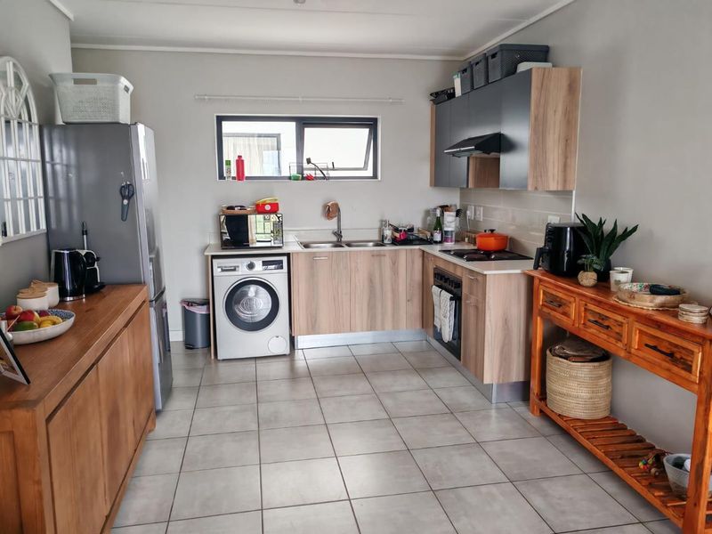 Stylish Modern Apartment For Sale! - Photo 2