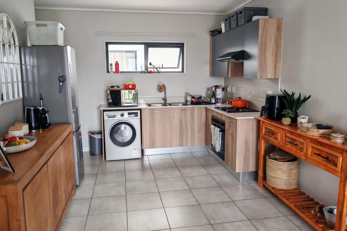 Stylish Modern Apartment For Sale! - Photo 2