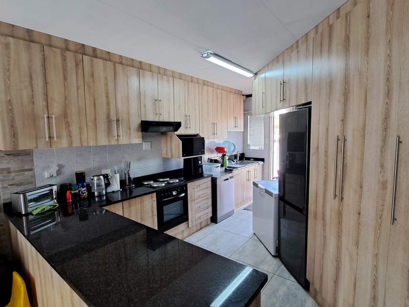 Stunning Townhouse Offering Space and Splendour - Photo 9