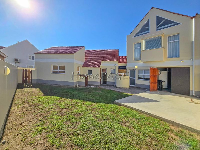 Meersig, Walvis Bay:  BEAUTIFUL, MODERN 5 Bedr home in POPULAR AREA - Photo 2