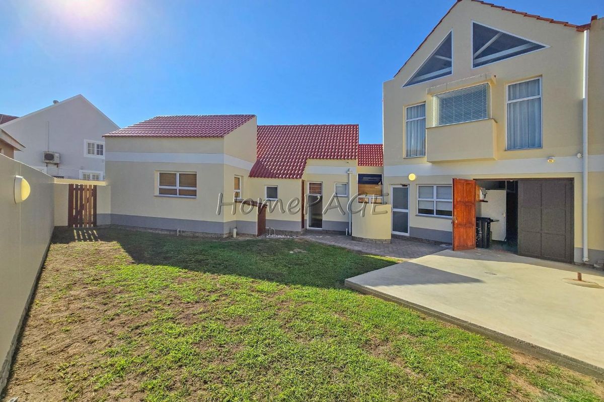 Meersig, Walvis Bay:  BEAUTIFUL, MODERN 5 Bedr home in POPULAR AREA - Photo 2