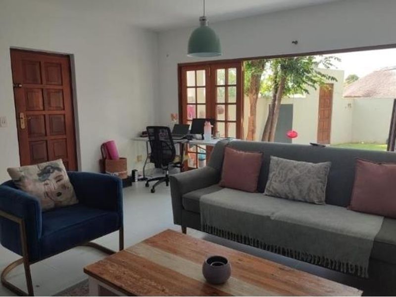 Two Bedroom renovated ground floor apartment with a big garden - Photo 2