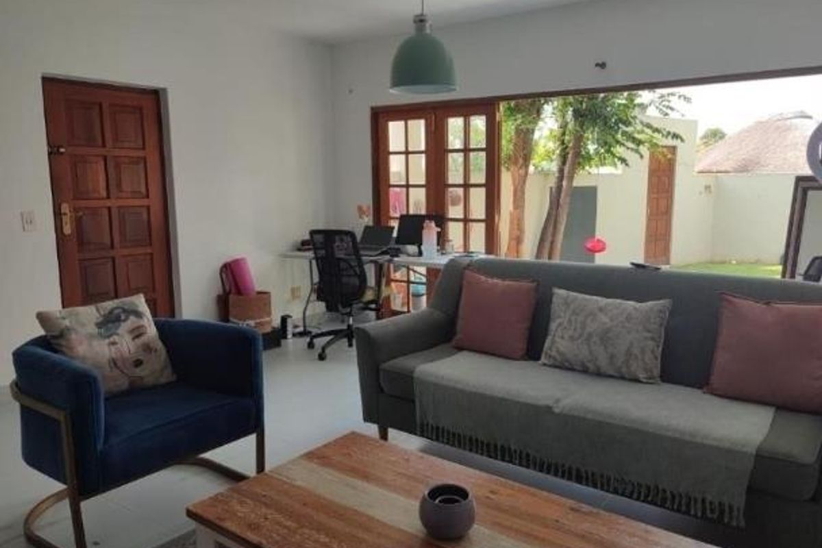 Two Bedroom renovated ground floor apartment with a big garden - Photo 2