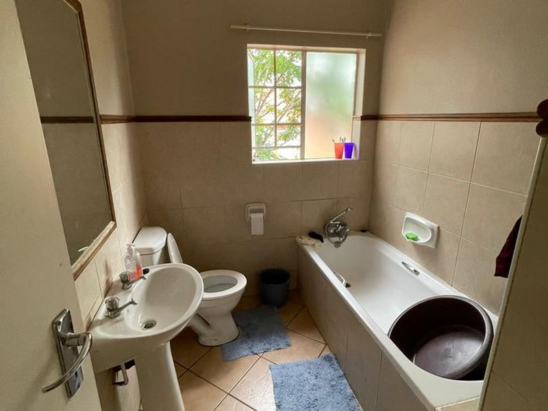 2 Bedroom Top unit in Die Hoewes - Photo 5