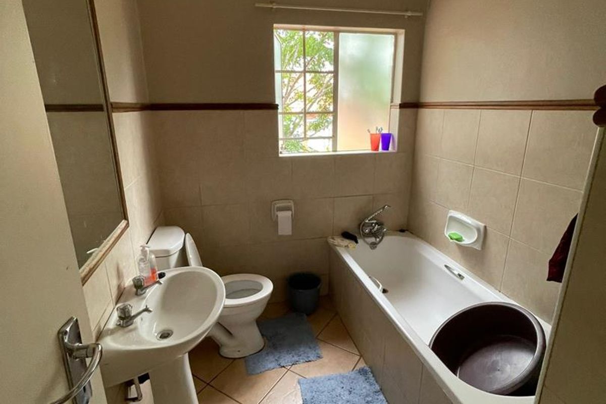 2 Bedroom Top unit in Die Hoewes - Photo 5