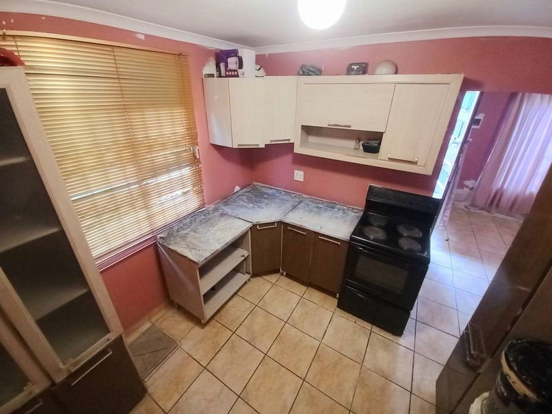 Three bedrooms house for sale in Atteridgeville - Photo 6