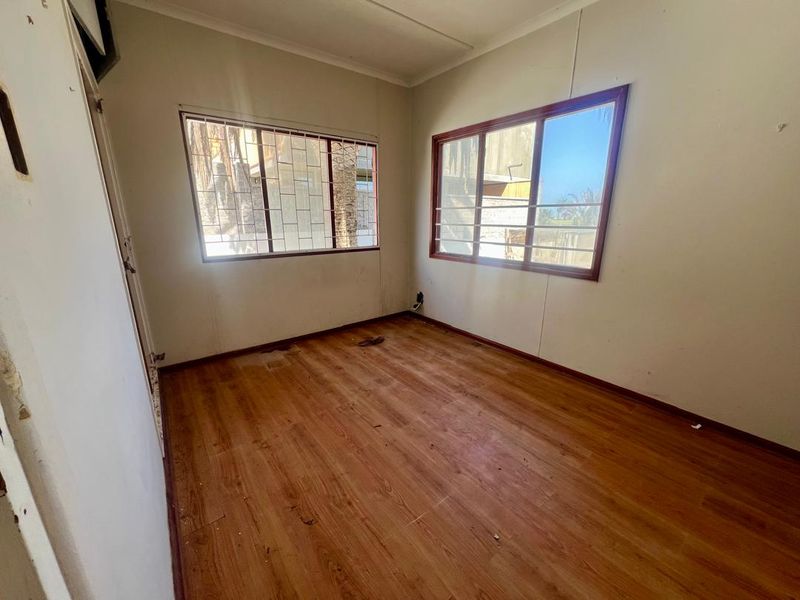 FOR SALE: 4 BEDROOMS AND 1 FLATLET FOR SALE IN VINETA SWAKOPMUND, NAMIBIA - Photo 4