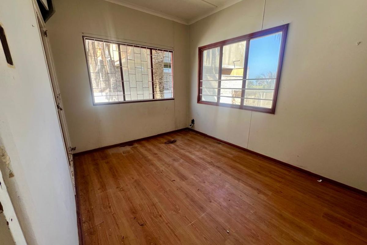 FOR SALE: 4 BEDROOMS AND 1 FLATLET FOR SALE IN VINETA SWAKOPMUND, NAMIBIA - Photo 4