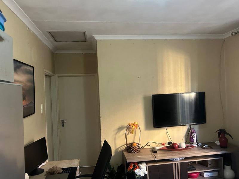 Clayville - R 850 000 with 2 beds, 1 bath - Photo 8