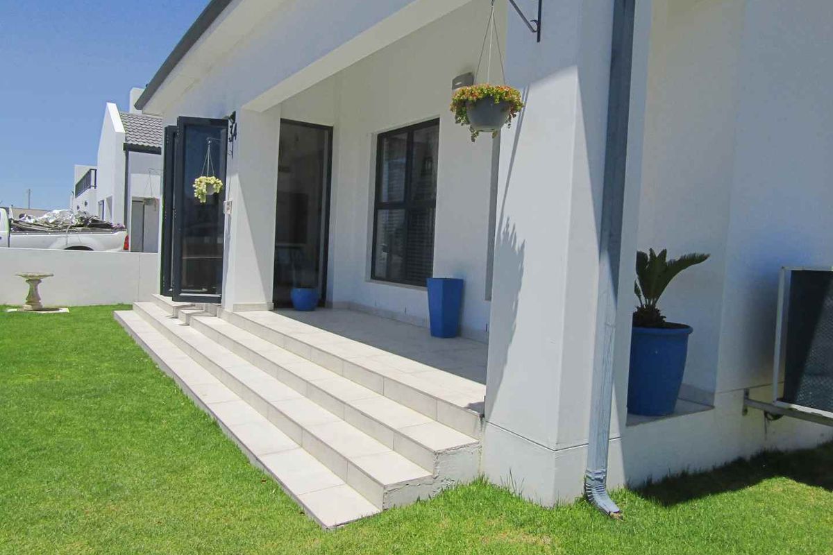 Costal Gem living in Sought after Estate - Photo 5