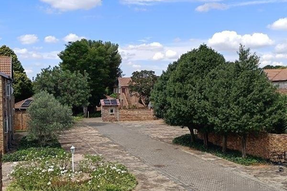 RIETVALLEIRAND - UPGRADED 2 BEDROOM  - 2 BATHROOM TOWNHOUSE WITH SOLAR SYSTEM - Photo 2