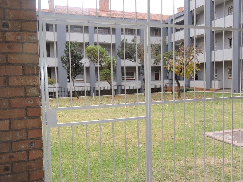 Charming Ground Floor Unit in Waterkloof Glen - Photo 3