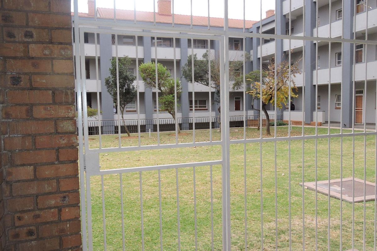 Charming Ground Floor Unit in Waterkloof Glen - Photo 3