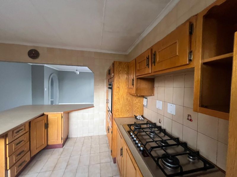 Spacious 3-Bedroom Family Home – Modern Renovations & Massive Private Garden in Western Extension! - Photo 3