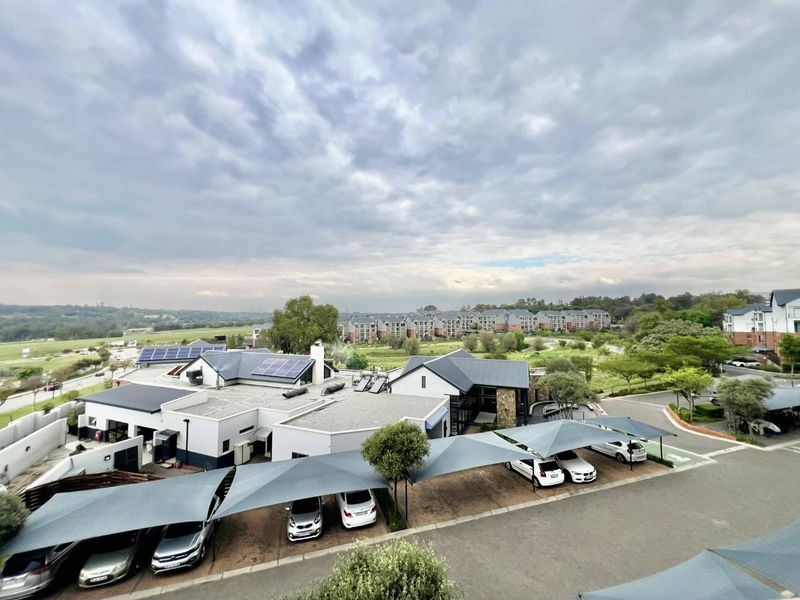 Top-Floor Unit with Breathtaking Views and Modern Comfort - Photo 2