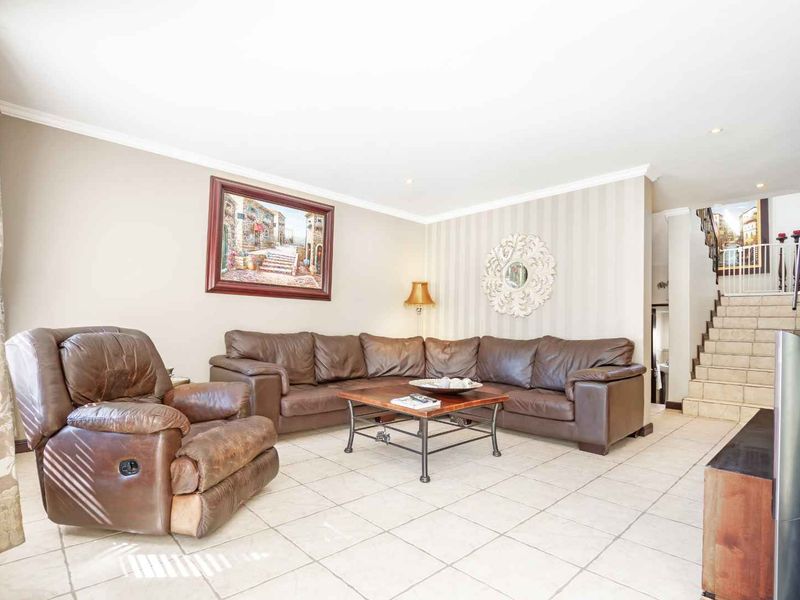 IMMACULATE HOME - Photo 3