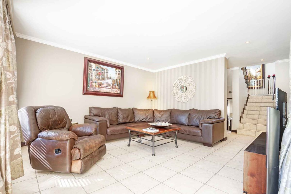 IMMACULATE HOME - Photo 3