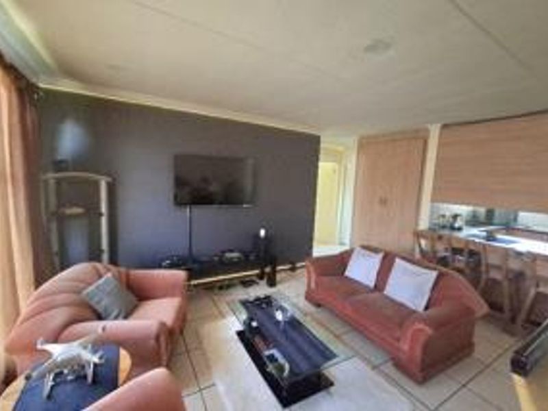 2 Bedroom Townhousse in Verwoerdpark - Photo 5