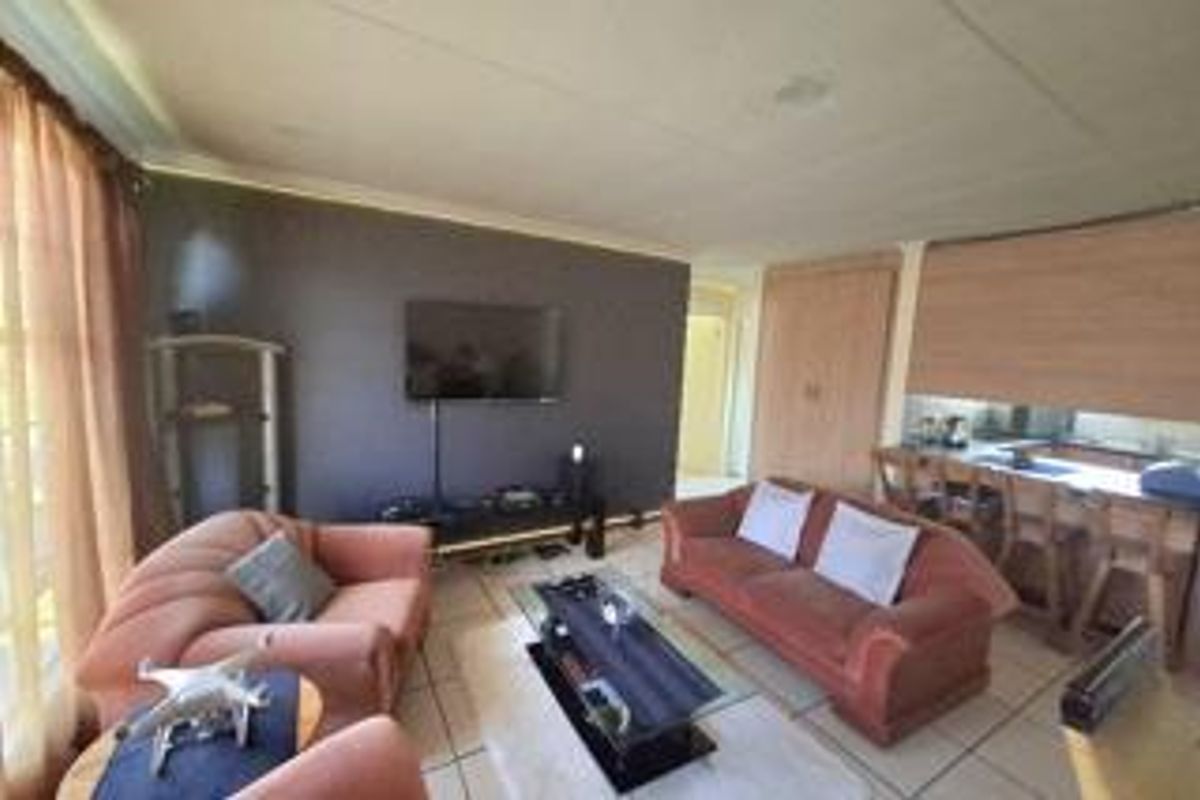 2 Bedroom Townhousse in Verwoerdpark - Photo 5