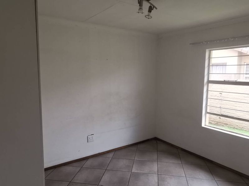 Spacious & Bright: Perfect 2-Bedroom Living - Photo 7