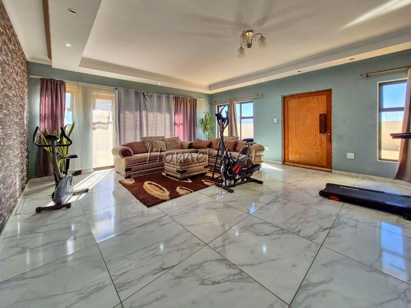 Kuisebmond, Walvis Bay:  3 Bedr Home with 3 Flats is for sale - Photo 4