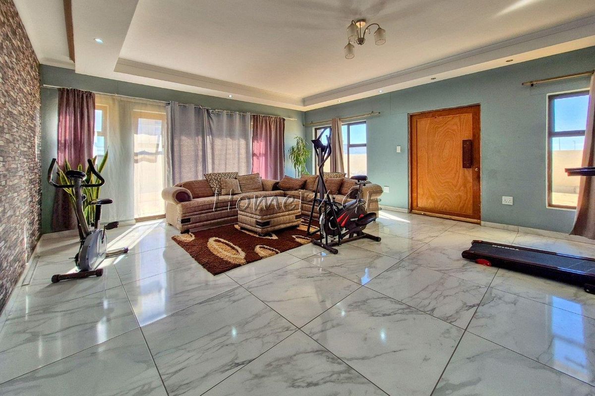 Kuisebmond, Walvis Bay:  3 Bedr Home with 3 Flats is for sale - Photo 4