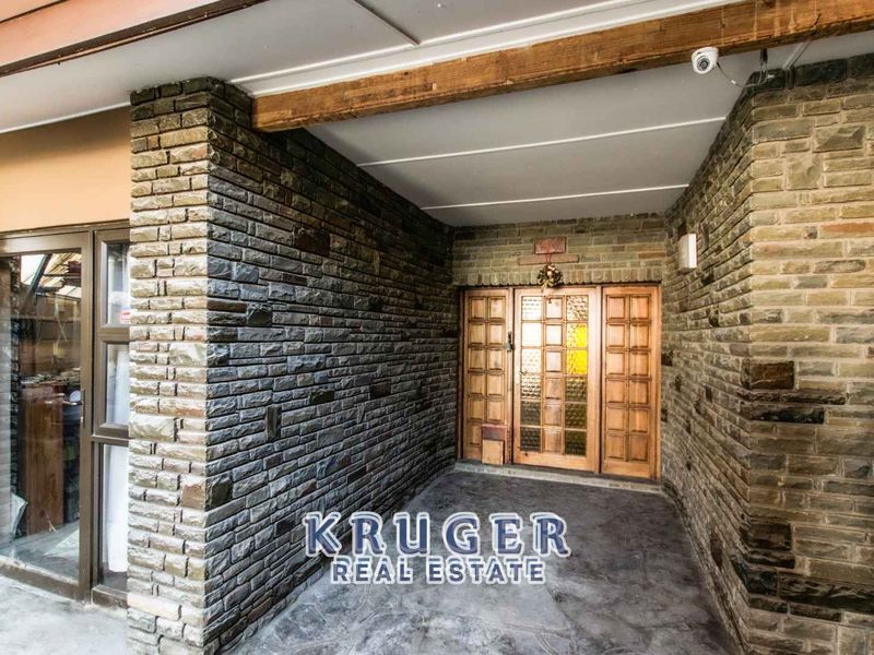 3-BEDROOM HOME WITH 2-BEDROOM FLAT - Photo 2