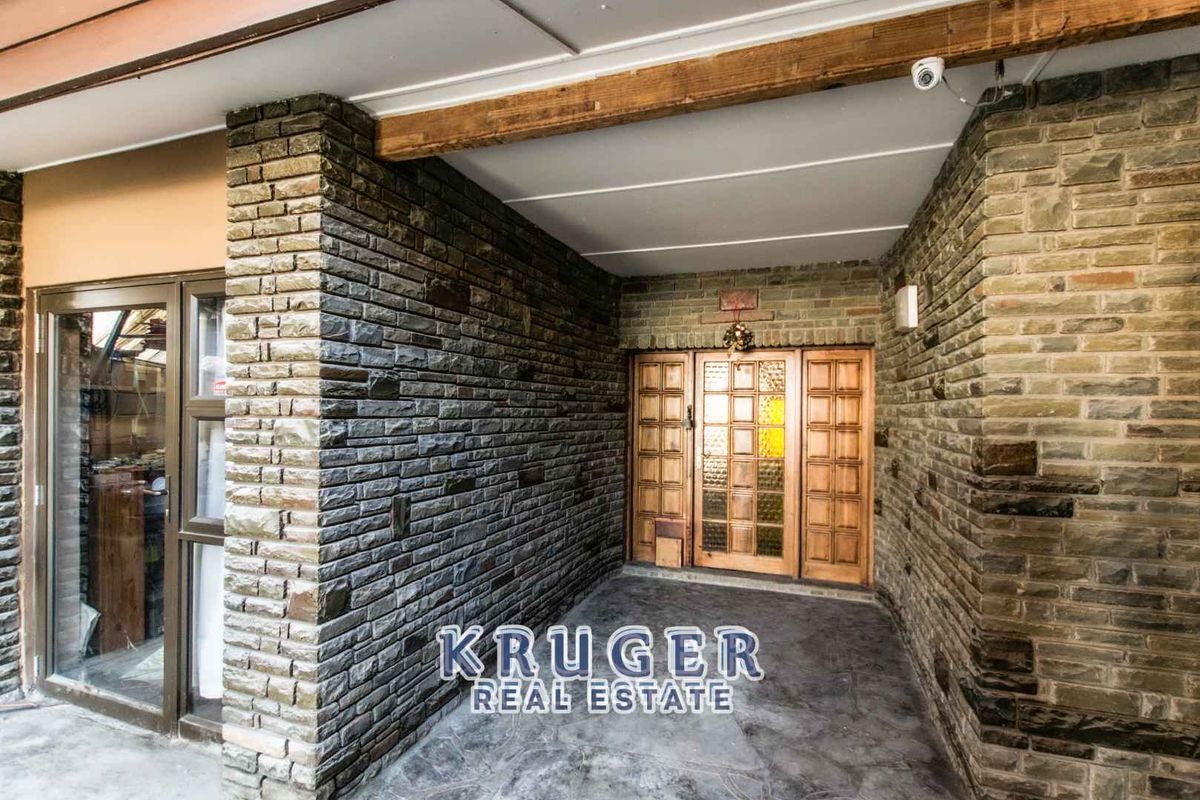 3-BEDROOM HOME WITH 2-BEDROOM FLAT - Photo 2