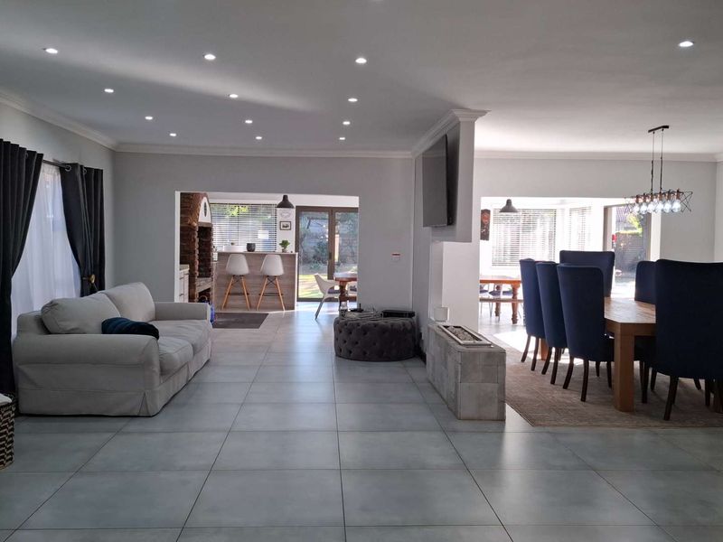 Large Home for the Extended Family with 2 Flats - Photo 4
