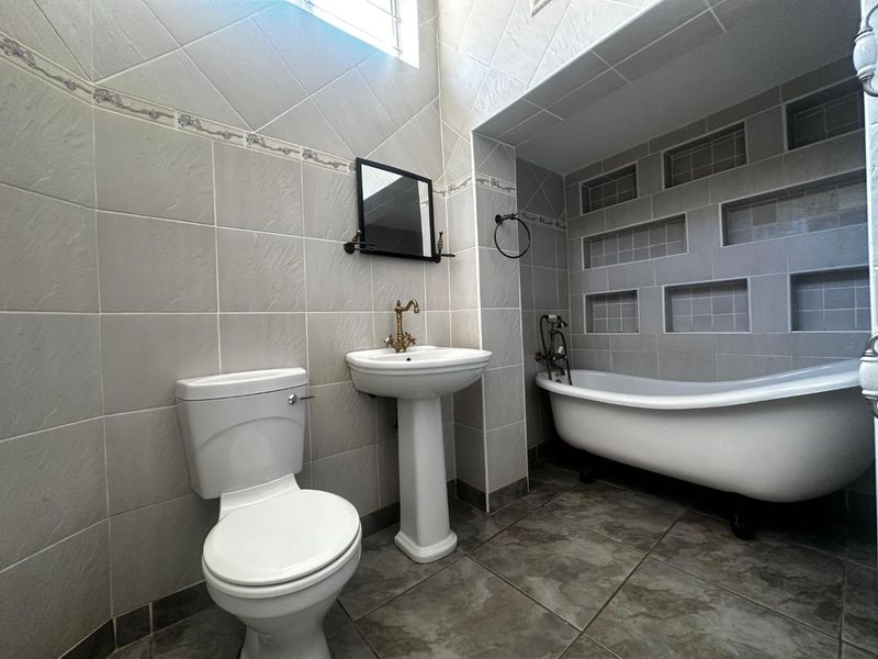 Spacious Double-Storey Duet with Endless Potential! - Photo 7