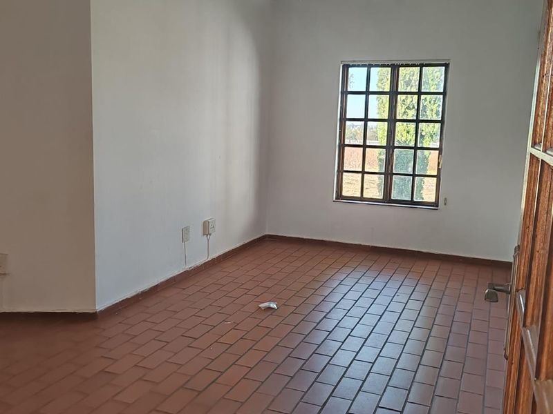 Prime Office Space Available for Lease - Secure and Accessible Location - Photo 6