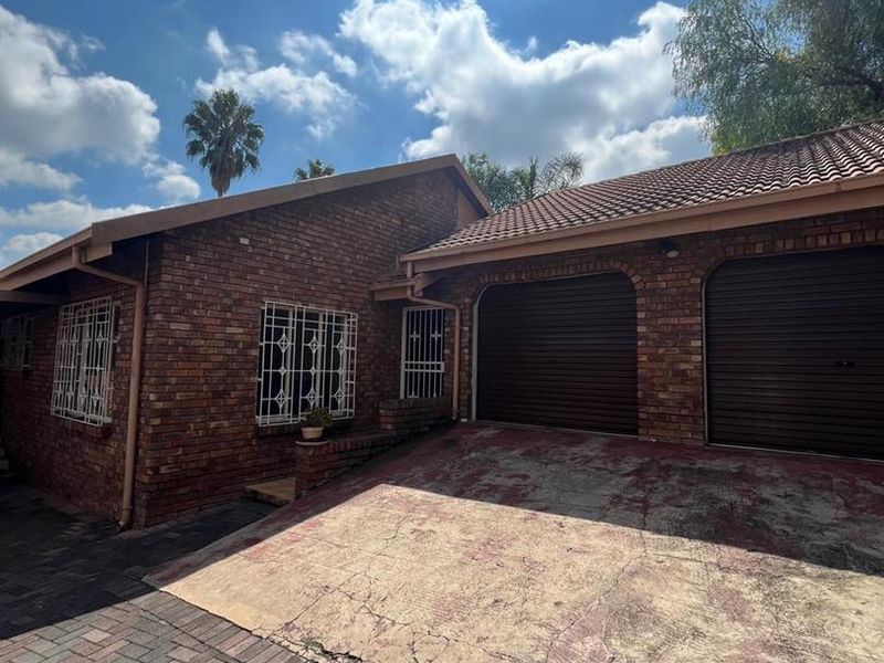 4 Bedroom 2 bathroom family home available immediately - Photo 3