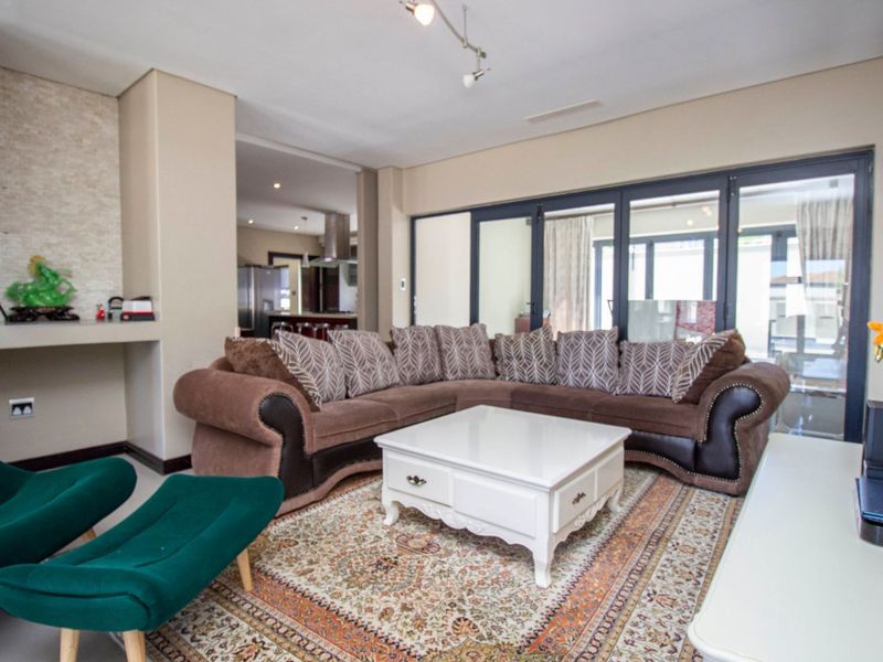 A Home of Grandeur in Plattekloof. - Photo 8