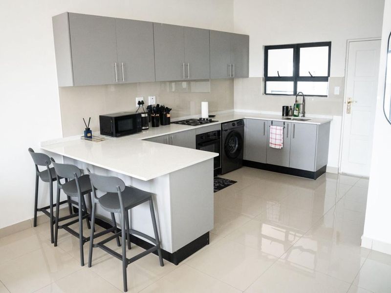 Modern 2-Bedroom Apartment for Ren - Photo 2