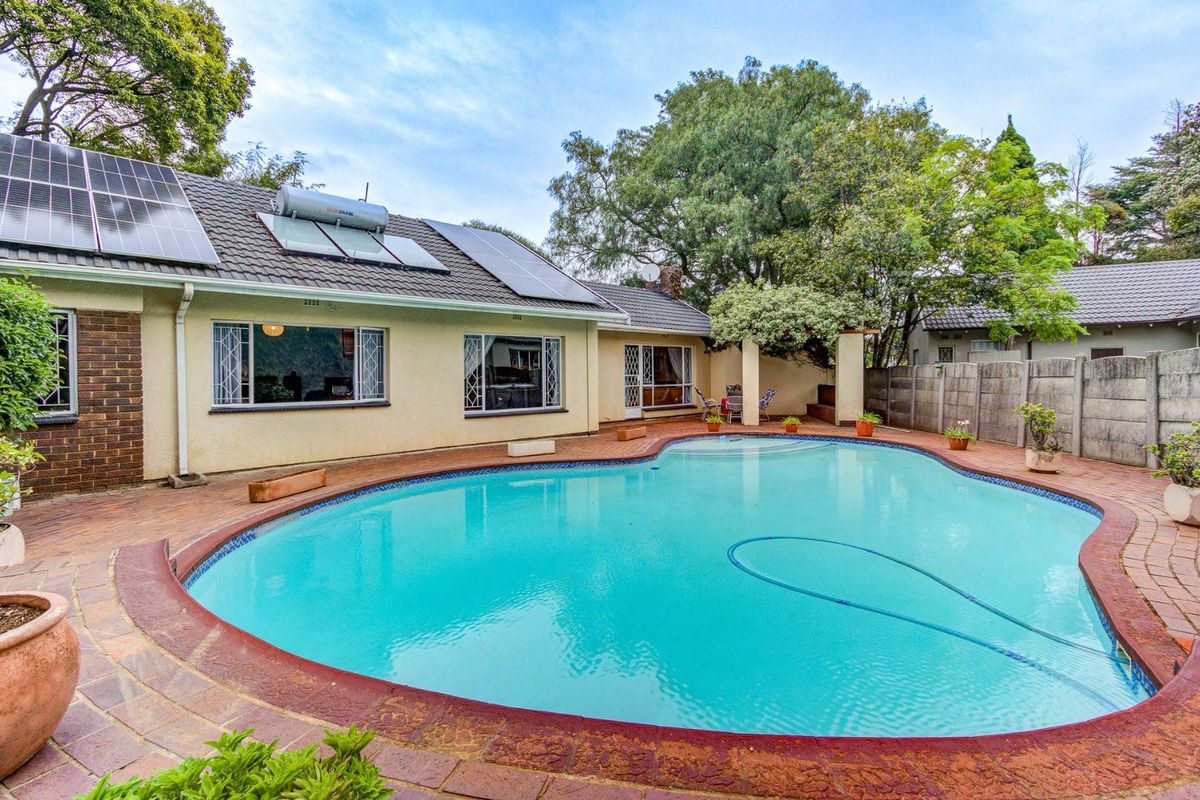 DELIGHTFUL 4 BEDROOMED FAMILY HOME with ELECTRICITY AND WATER BACK UP SOLUTIONS - Photo 5