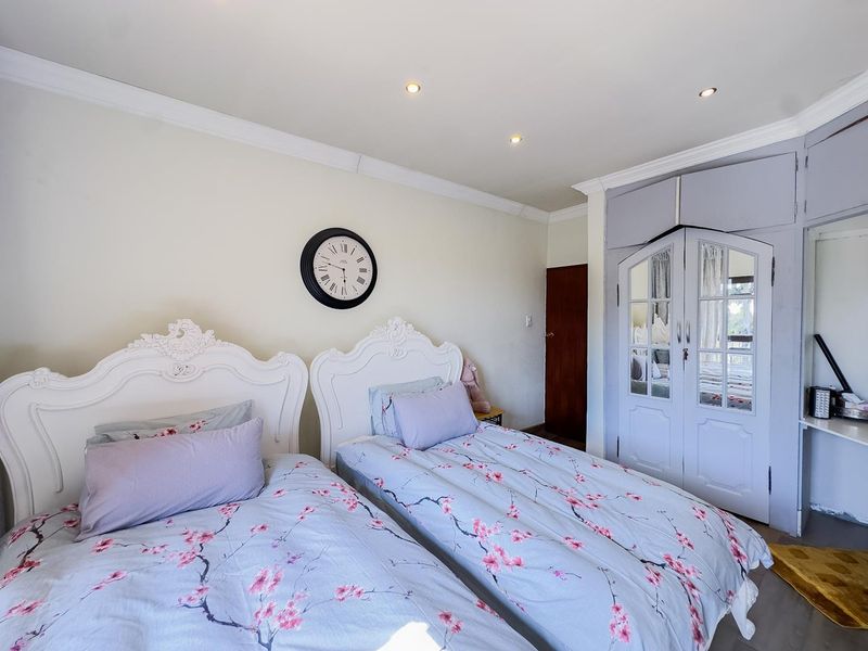 Spacious 4 Bedroom Family Home with Borehole, Pool, Butler's Pantry & 6 Garages - Photo 6