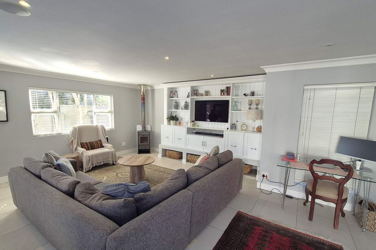 Waterford Estate Living at Its Finest - Investment Opportunity 27k Lease in Place until March 2027** - Photo 4