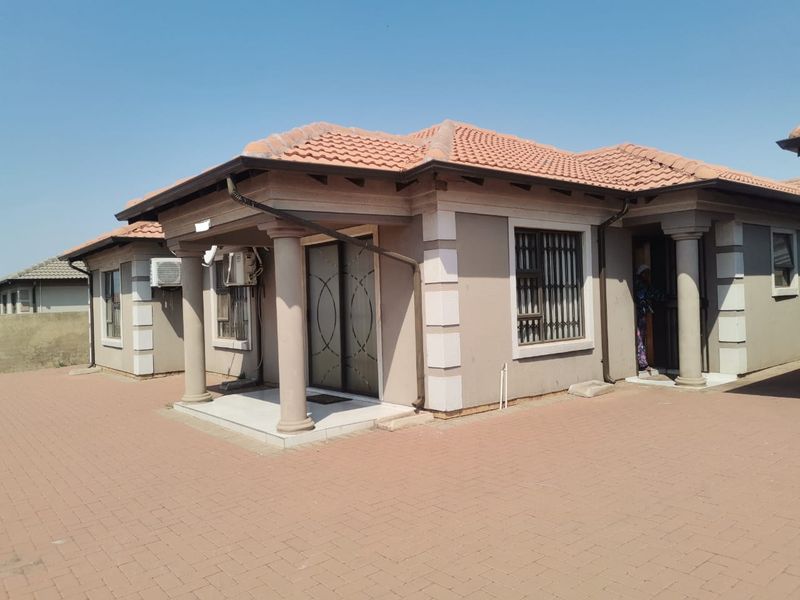 4 Bedroom House For Sale in Vanderbijlpark CE4 - Photo 3