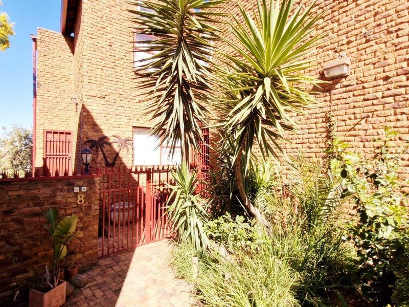 DON'T MISS OUT ON THIS AMAZING FAMILY HOME!!! - Photo 2