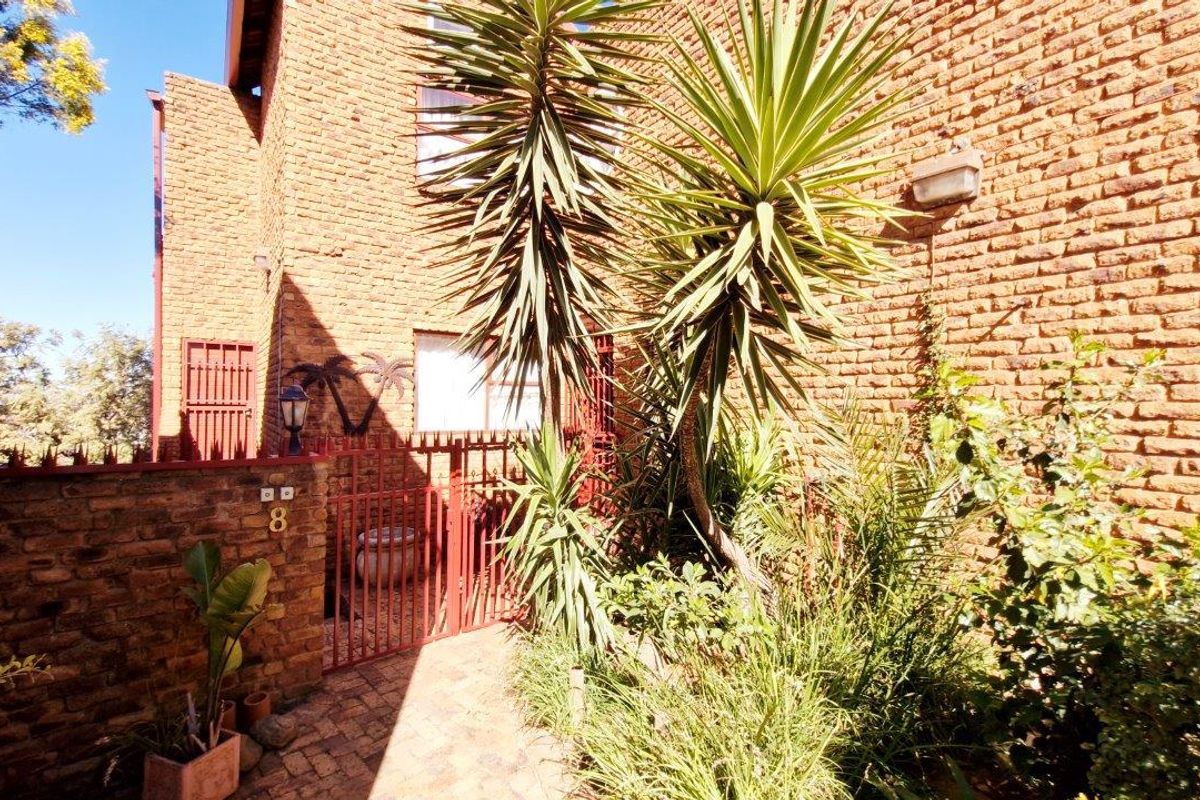 DON'T MISS OUT ON THIS AMAZING FAMILY HOME!!! - Photo 2