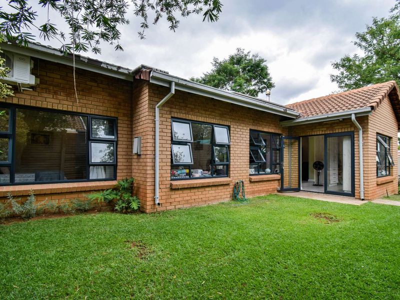 Sleek, modern duet with fine finishes - Garsfontein - Photo 2