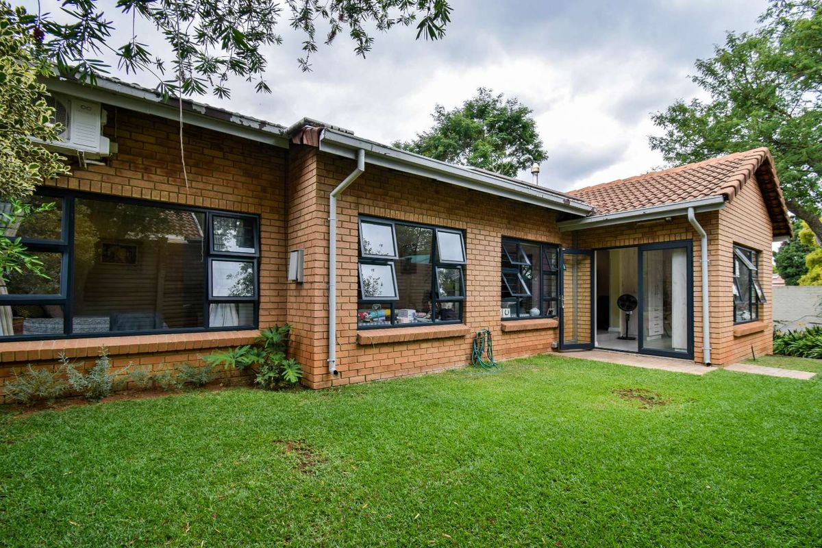 Sleek, modern duet with fine finishes - Garsfontein - Photo 2