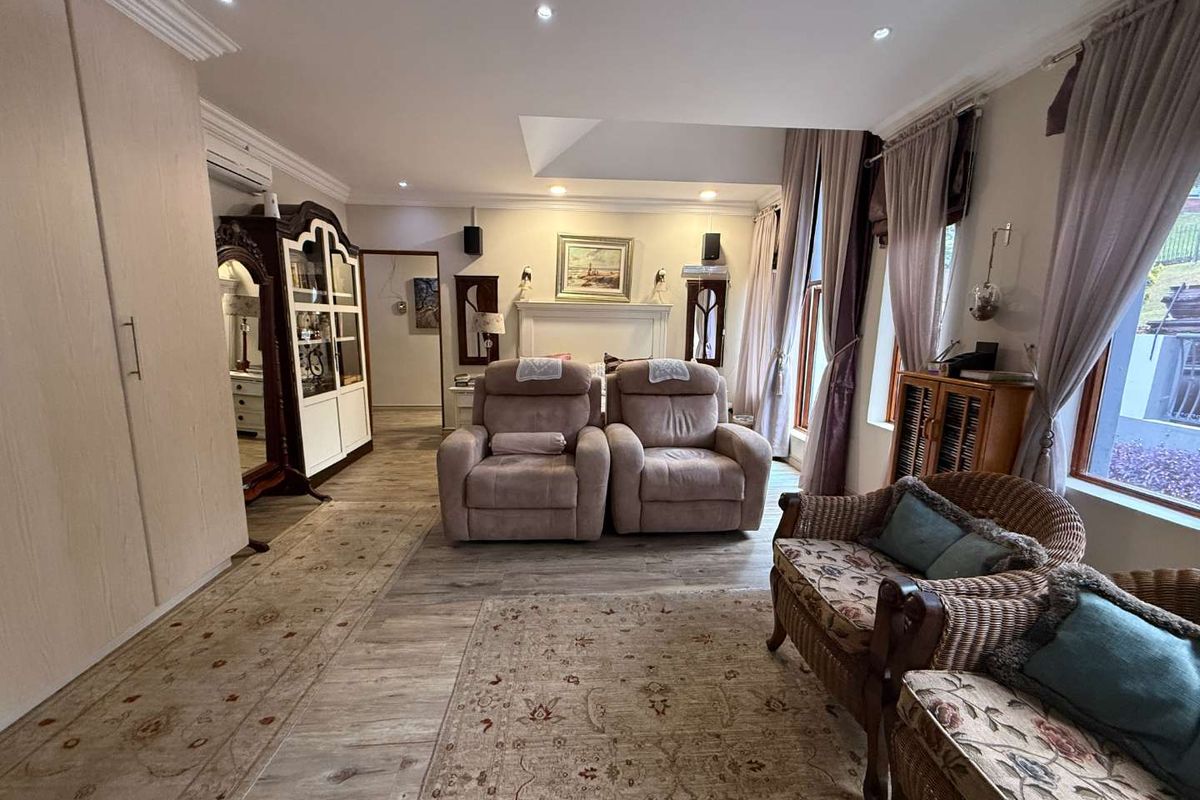 Massive 692m2 Property | 8 Bedrooms | Flatlet | Ideal Guesthouse or Multi-Family Investment - Photo 3