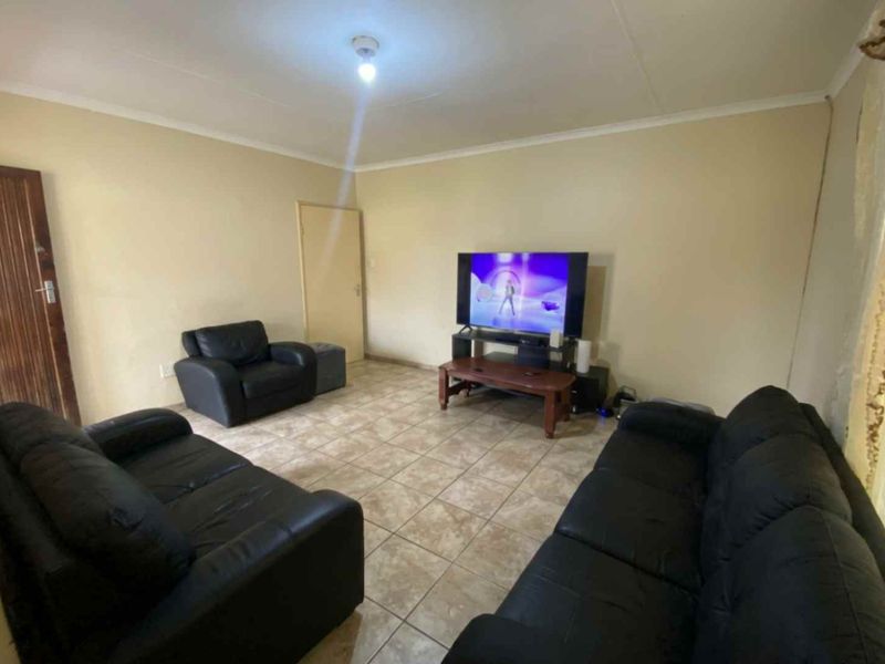 🏡 Perfect Starter Home with Huge Potential! - Photo 5