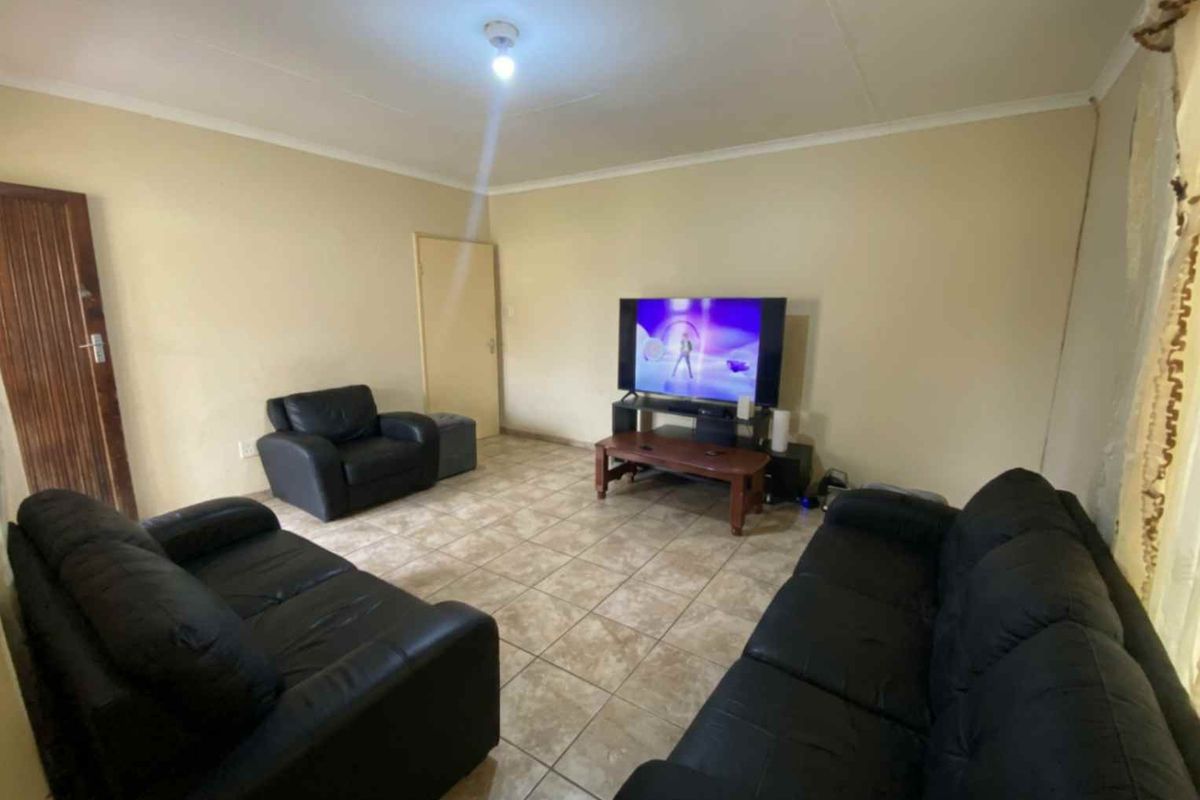 🏡 Perfect Starter Home with Huge Potential! - Photo 5